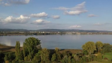 Yazın sonlarında, Untersee 'deki Radolfzell kasabası yakınlarındaki Constance Gölü' nün güneybatısındaki göl havadan görünüşü, tarım arazileri, köyler ve göl, Baden Wuerttemberg