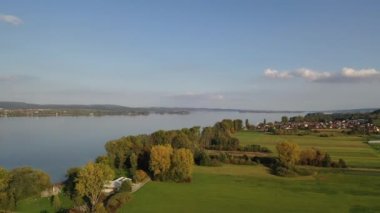 Yazın sonlarında, Untersee 'deki Radolfzell kasabası yakınlarındaki Constance Gölü' nün güneybatısındaki göl havadan görünüşü, tarım arazileri, köyler ve göl, Baden Wuerttemberg
