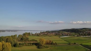 Yazın sonlarında, Untersee 'deki Radolfzell kasabası yakınlarındaki Constance Gölü' nün güneybatısındaki göl havadan görünüşü, tarım arazileri, köyler ve göl, Baden Wuerttemberg