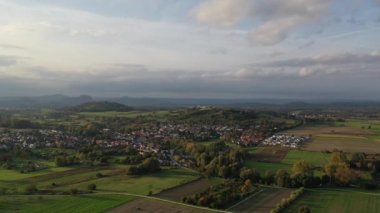 Yazın sonlarında, Untersee 'deki Radolfzell kasabası yakınlarındaki Constance Gölü' nün güneybatısındaki göl havadan görünüşü, tarım arazileri, köyler ve göl, Baden Wuerttemberg