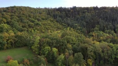 Sonbaharda doğal orman manzaraları, sonbaharda tarım alanları ve batıda Zabergau, Swabia Baden-Wurttemberg 'deki çayır manzarası