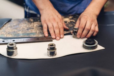 El yapımı deri ustası. İşçi, deri ürün dikiyor. Deri işçi atölyesi. Araba koltuğu örtüsü dikiyorum. Adam el işi aletini tutuyor ve çalışıyor, kapat. El yapımı şeyler yapmak..