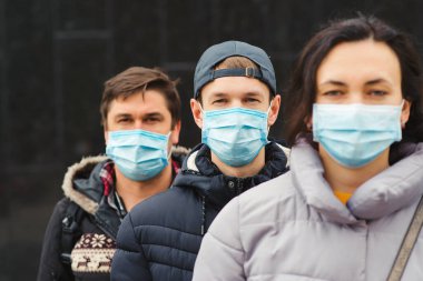 Tıbbi maske takan bir sürü insan. Coronavirüs salgını konsepti. Dışarıda bir grup genç gönüllü var. Coronavirus karantinası. Küresel salgın. Dünya çapında koronavirüs salgını.