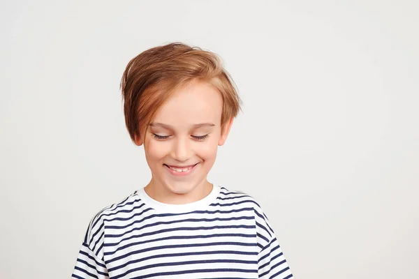Portret Przystojnego Chłopca Uśmiechnięty Chłopak Pozujący Studio Styl Moda Dla — Zdjęcie stockowe