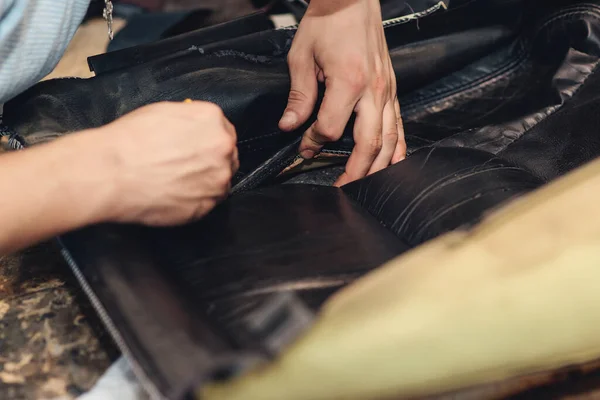 修理旧汽车座椅 汽车修理工的手在使用工具 车行的一个人的工作手 — 图库照片