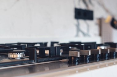 Mutfak gaz ocağı, kapatın. Modern mutfakta yeni gaz sobası ve tezgah yüzeyi. Modern mutfak fırını aşçısı..