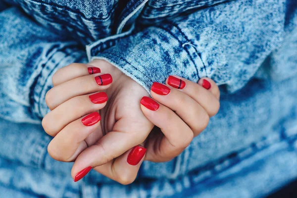 Manos Femeninas Con Manicura Roja Moda Estilo Minimalista Estilo Vida — Foto de Stock