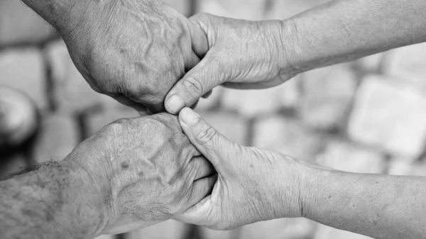 Yaşlı Bir Çiftin Elleri Yakın Plan Yürürken Ele Tutuşan Yaşlı — Stok fotoğraf