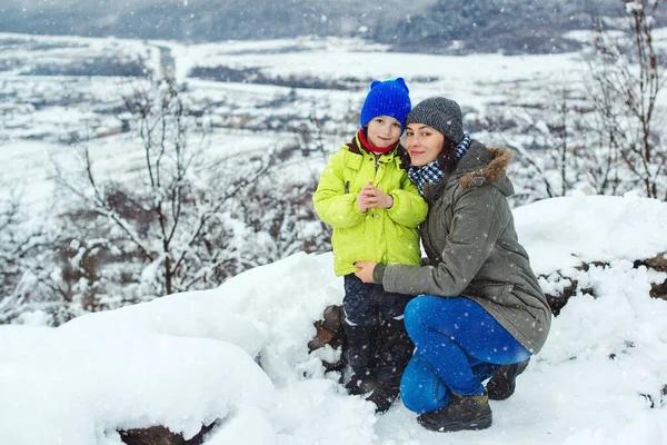 Anne Çocuğu Karlı Kış Yürüyüşünde Aile Güzel Kış Doğasının Tadını — Stok fotoğraf