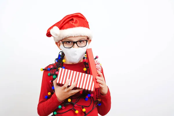 Noel Baba Nın Küçük Yardımcısı Noel Hediyesini Tutuyor Emniyet Maskesi — Stok fotoğraf