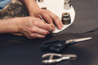 Araba koltuğu örtüsü dikiyorum. Adam el işi aletini tutuyor ve çalışıyor, kapat. El yapımı şeyler yapıyorum. El yapımı deri ustası. İşçi, deri ürün dikiyor. Deri işçisi atölyesi.