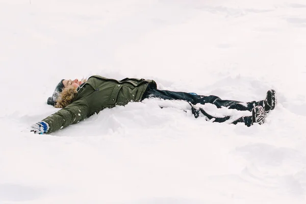 Щаслива Дитина Робить Сніговий Ангел Хлопчик Грає Зимовій Прогулянці Природі — стокове фото
