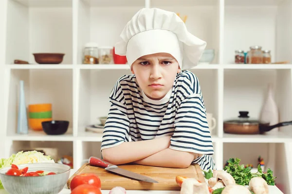 Piccolo Chef Sicuro Cucina Ragazzo Con Cappello Chef Uniforme Cucinare — Foto Stock