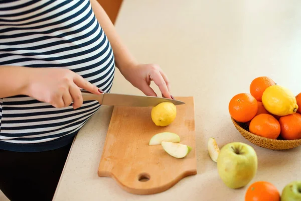 Młoda Ciężarna Kobieta Przygotowuje Sałatkę Owocową Domowej Kuchni Zdrowe Odżywianie — Zdjęcie stockowe