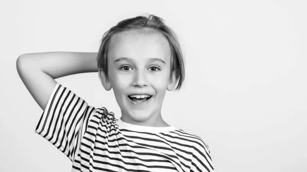 Porträtt Rolig Pojke Ungen Har Roligt Och Skrattar Barnens Stil — Stockfoto