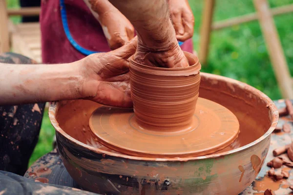 Potter Insegnare Bambino Fare Pentola Ceramica Sulla Ruota Ceramica Laboratorio — Foto Stock
