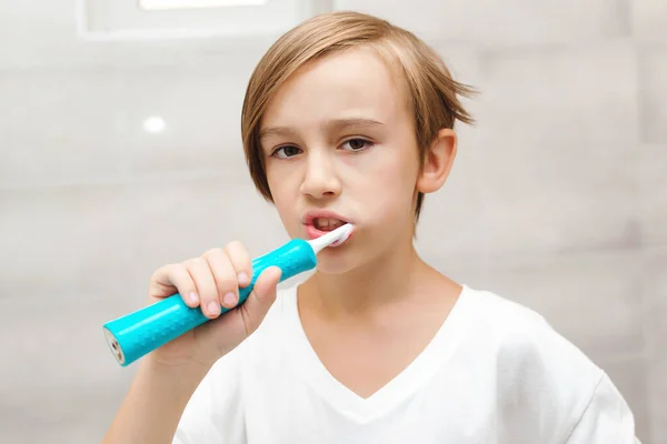 Niño Cepillarse Los Dientes Con Cepillo Óptico Baño Higiene Dental —  Fotos de Stock