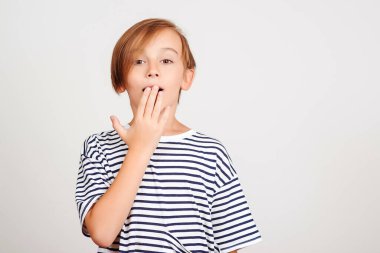 Şok olmuş çocuk elleriyle ağzını kapatıyor. Eğlenceli çocuğun bir şey unutmasına şaşırdım. Duygularınla ve ifadenle yüzleş. Tüh, ne yaptım ben? Hayır, olamaz. Sırları düşünen bir çocuk. Stüdyo portresi.
