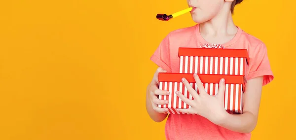 Ragazzo Felice Con Mano Regali Compleanno Divertimento Gioia Festa Vacanza — Foto Stock