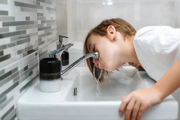 Junge Waschen Gesicht Badezimmer Morgenhygiene Der Junge Wird Einem Waschbecken — Stockfoto