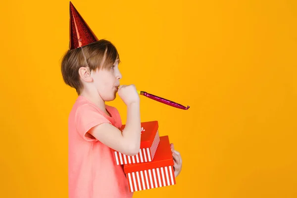 Bambino Che Fischia Ragazzo Con Regali Compleanno Divertimento Gioia Festa — Foto Stock