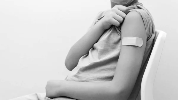 Rapaz Que Mostra Braço Com Gesso Depois Vacina Contra Coronavírus — Fotografia de Stock