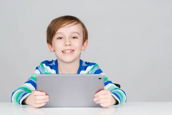 Szczęśliwy Chłopiec Tabletem Lekcję Online Uśmiechnięty Dzieciak Pomocą Tabletu Cyfrowego — Zdjęcie stockowe