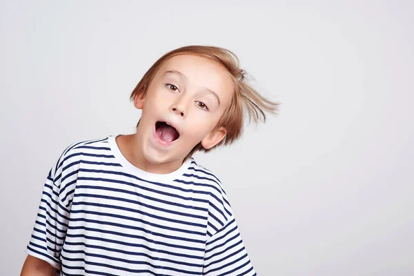 Fröhliches Kind Das Spaß Hat Lustiger Junge Mit Grimmigem Gesicht — Stockfoto