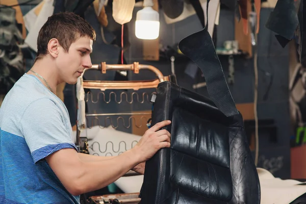 Reparación Vieja Silla Auto Las Manos Del Mecánico Del Coche — Foto de Stock