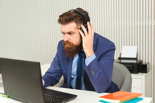 Seriöser Mann Arbeitet Arbeitsplatz Laptop Bärtiger Geschäftsmann Anzug Manager Mit — Stockfoto