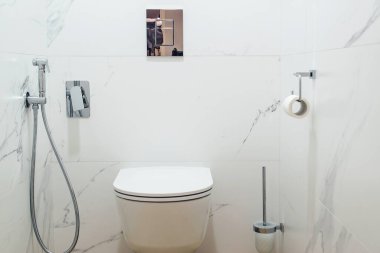 Modern banyo içlerindeki klozet. Modern tuvalet iç mekanı, ön manzara. Modern hijyenik donanımlı tuvalet odası..
