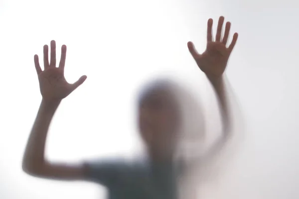 Silhouette Φοβάται Αγόρι Σταθεί Πίσω Από Την Γυάλινη Πόρτα Παιδί — Φωτογραφία Αρχείου