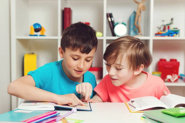 Kinderen Schrijven Notities Klas Schooljongens Die Samen Huiswerk Maken Terug — Stockfoto