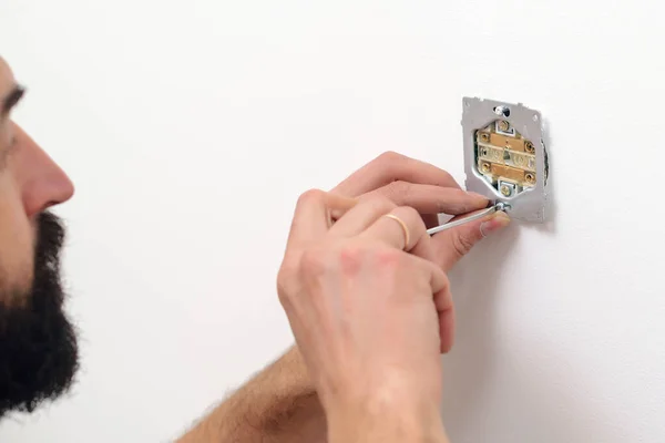 Electricien Montage Prises Électriques Sur Mur Blanc Électricien Câblage Une — Photo