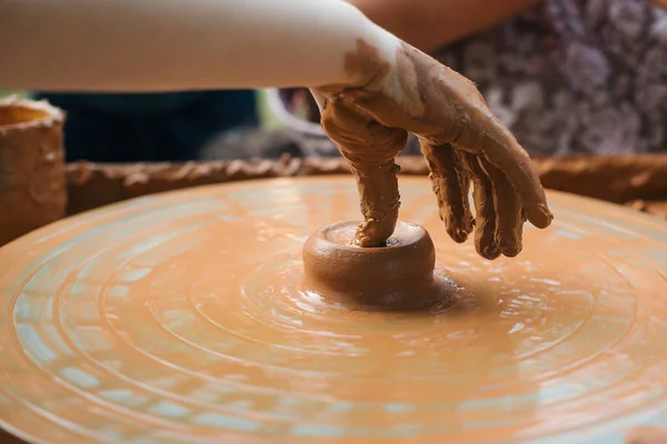 Insegnante Bambino Che Fanno Pentole Ceramica Ceramisti Mani Bambino Laboratorio — Foto Stock