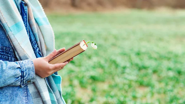 Reading Book Concept Brunette Woman Warm Sweater Denim Jacket Nature — Stock Photo, Image