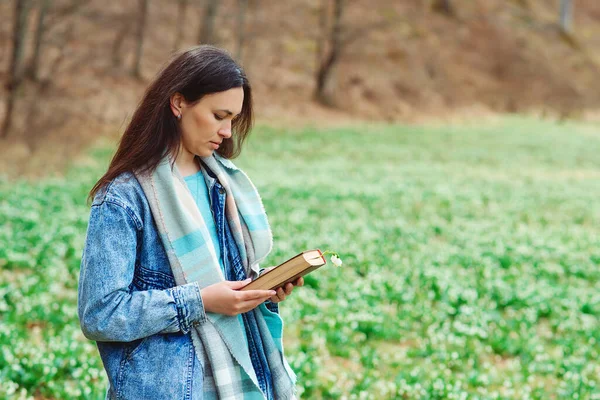 시간이야 자연의 배경을 다루는 책읽기 스웨터와 재킷을 브루넷 여성이죠 산책하는 — 스톡 사진