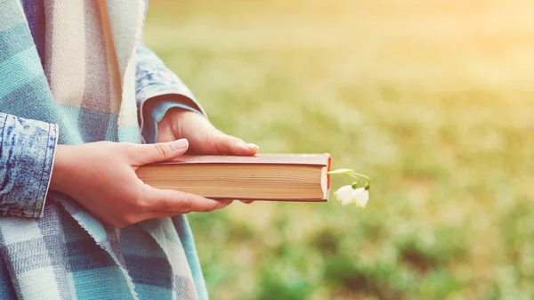 Boek Vrouwenhanden Tijd Lezen Vrije Ruimte Voor Maquette Leesboek Concept — Stockfoto