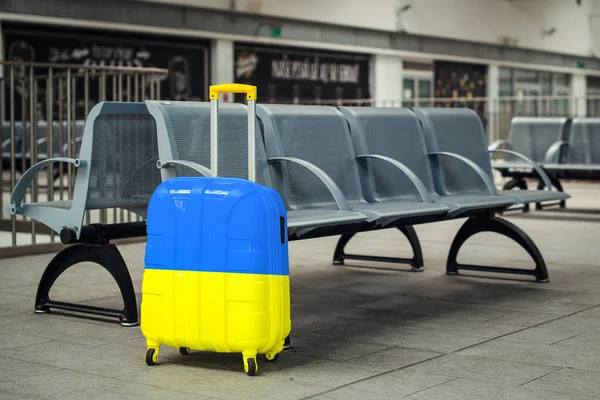 Велика Синя Жовта Валіза Колесах Знаходиться Підлозі Сучасному Терміналі Аеропорту — стокове фото