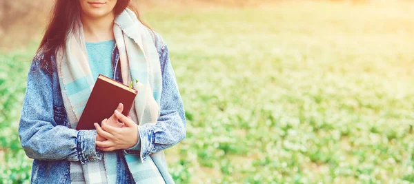 Tijd Lezen Vrouw Met Boek Natuur Achtergrond Leesboek Concept Brunette — Stockfoto