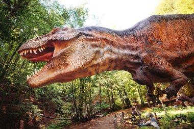 Çocuklar için turistik bir yer. Dinozor parkındaki dinozor. Yaz kampı, tatil ve hafta sonu. Çocuklar için dinozorlu popüler bir yer. Büyük modern dino parkı.