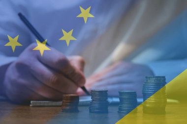 Ukrayna 'nın Avrupa' dan desteğe ihtiyacı var. Avrupa para konusunda Ukrayna 'ya yardım ediyor. Soyut Avrupa Ukrayna siyaset ilişkileri kavramı.
