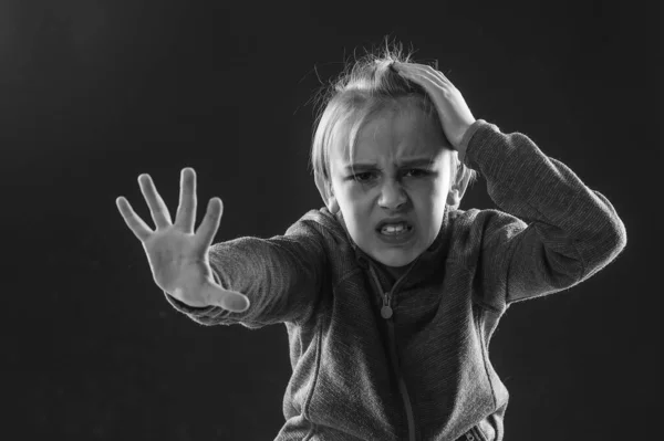不快乐的男孩超过了黑色背景 预防暴力 骚扰和虐待儿童的概念 怒气冲冲的男孩举起一只手做了个停止手势 — 图库照片