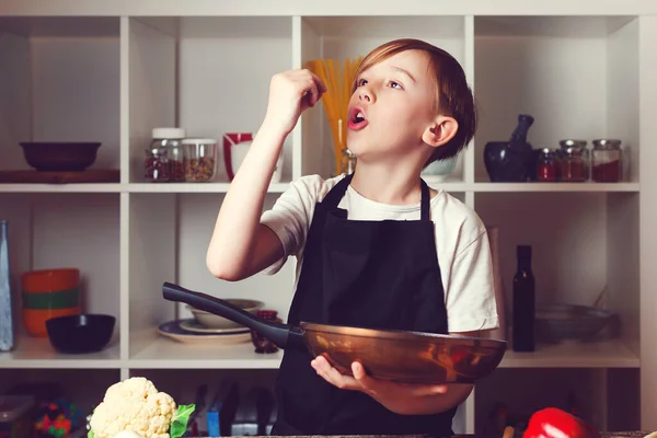 Chef Probeert Een Nieuw Recept Jongen Kooklessen Kinderkoken Leuke Kleine — Stockfoto