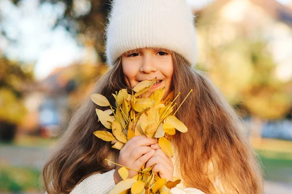 Glückliches Kleines Mädchen Herbst Nettes Kind Das Mit Abgefallenen Blättern — Stockfoto
