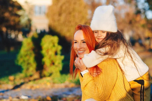 红头发的女人和小孩在秋天的公园里散步 家人享受着美丽的秋天的自然 母亲和孩子的女儿在户外玩耍 — 图库照片