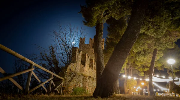 Ripatransone, İtalya 'nın ortaçağ duvarlarının arkasında akşam partisi