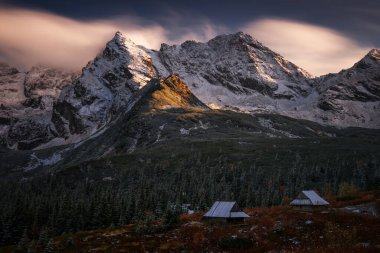 Polonya 'nın Tatra dağlarındaki Gasienicowa Vadisi' nde iki eski kulübe.