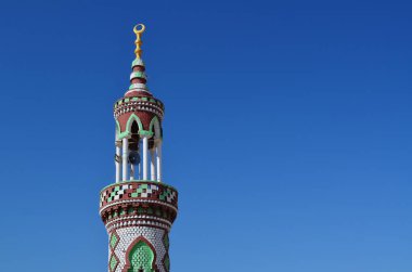 Açık mavi arka planda bir cami minaresi. Sina Yarımadası, Mısır.