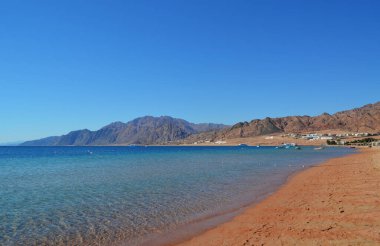 Uzak dağların arkasındaki Dahab gölünün manzarası. Sina Yarımadası, Mısır.